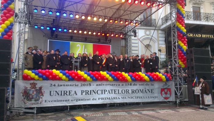 Klaus Iohannis şi Victor Ponta au stat unul lângă celălalt pe scena amplasată în Piaţa Unirii din Iaşi FOTO Ionuţ Benea