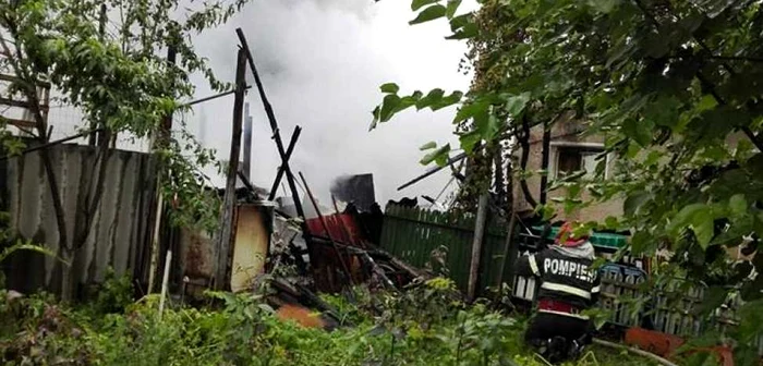 Focul a distrus o casă din satul Urleta unde locuia o familie cu doi copii FOTO ISU Prahova
