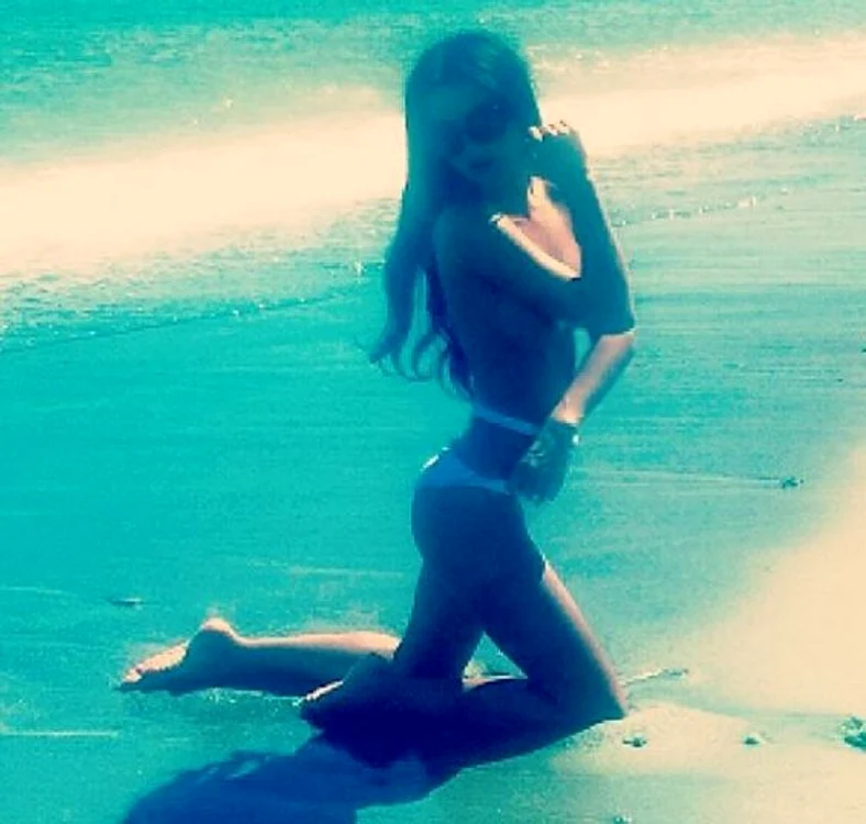 Crudu a făcut plajă topless