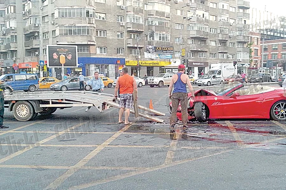 Așa arăta mașina de  200.000 de euro după  accidentul care a avut  loc marţi seara, în  jurul orei 20.00 (Fotografii: Mihai Ionescu)