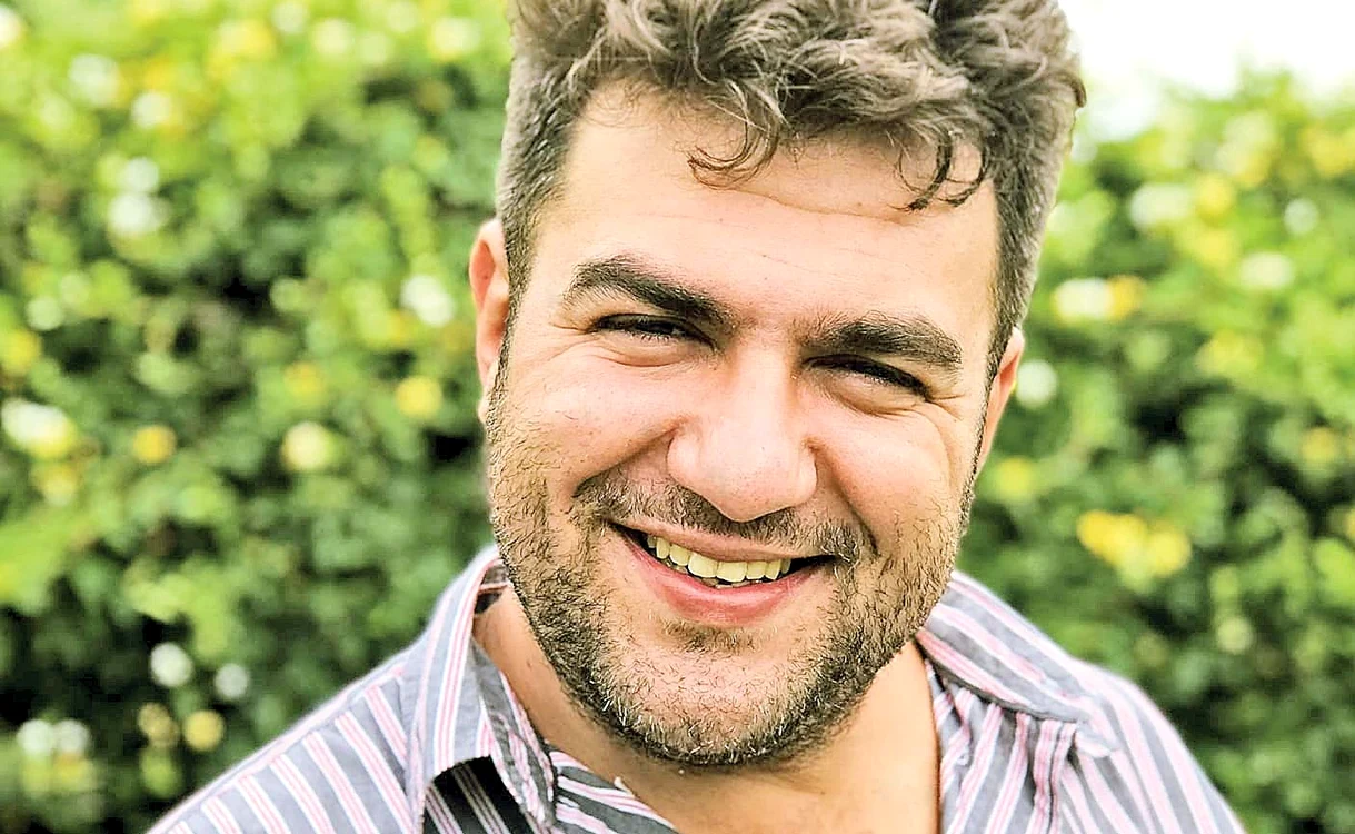 
    Gabi Costin  este actor  