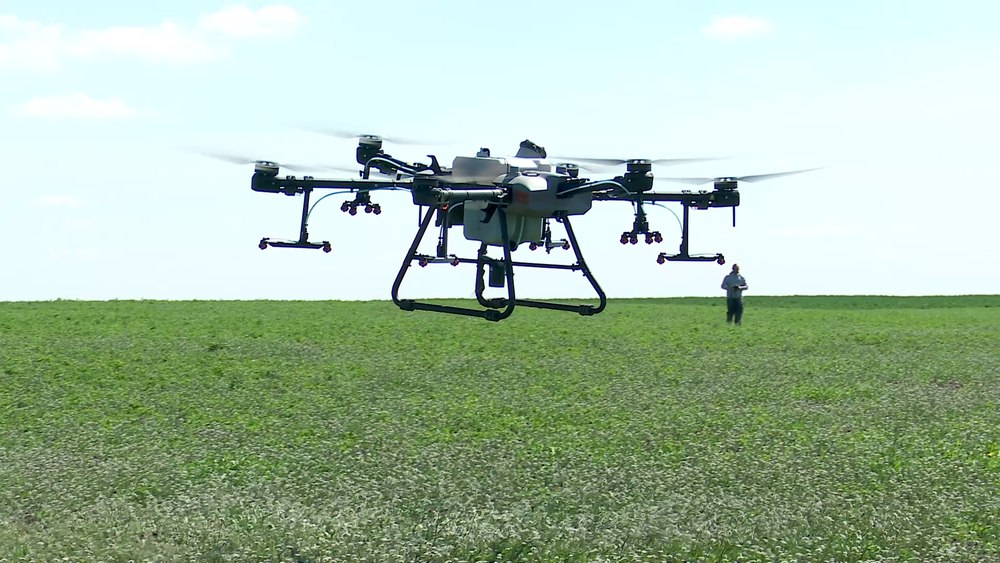 Echipamente high-tech, trimise pe câmp să salveze culturile agricole. Cât de eficiente sunt dronele VIDEO