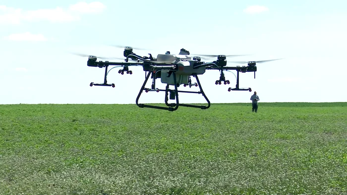 Dan folosește generatoare pentru încărcarea acumulatorilor dronei. FOTO I. Bunilă