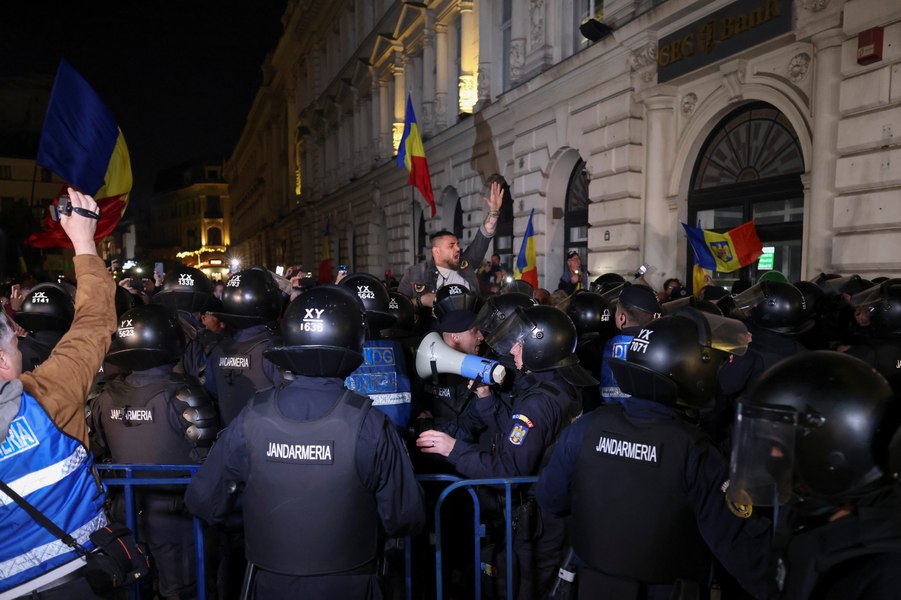 Percheziții în urma violențelor de la BEC: 9 protestatari au fost săltați de polițiști și duși la audieri