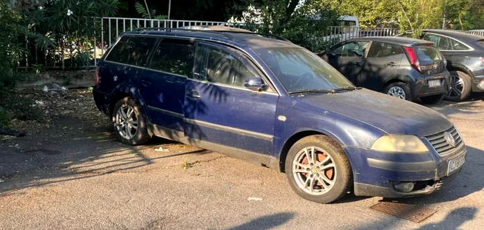„Era goală de la brâu în jos". O femeie a fost găsită moartă, în Milano, într-o mașină cu numere de România