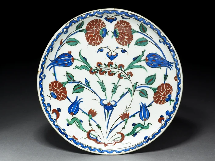 Motive florale pe ceramica de Iznik (sfârșit de secol XVI)