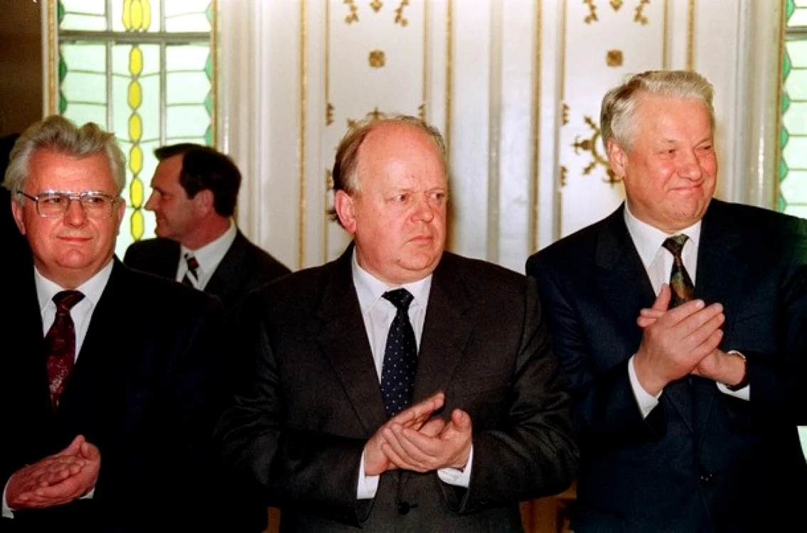 Kravciuk (stânga), Şuşkevici (mijloc) şi Elţîn la semnarea actului de destrămare a URSS