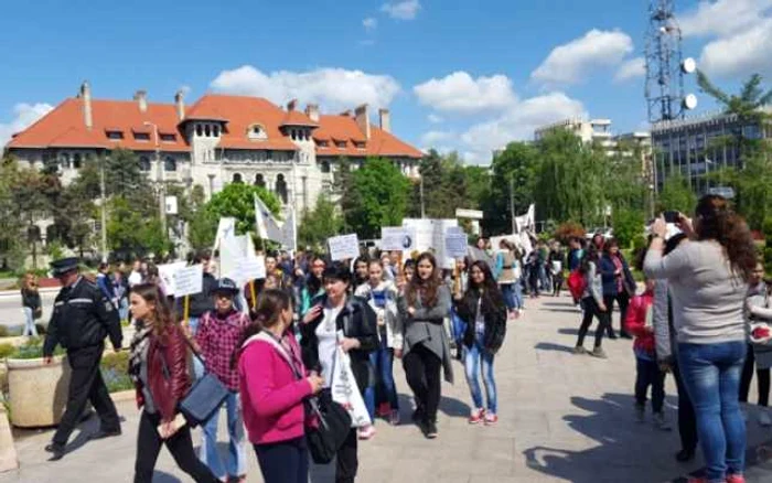 Marsul carţilor, un eveniment pe care organizatorii speră să îl transforme într-o tradiţie FOTO adevarul.ro