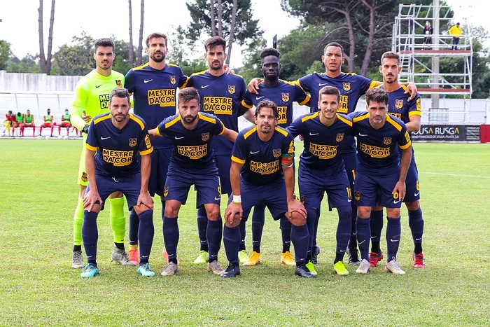 Fotbaliștii de la Lusitania Lourosa, înaintea meciului din Cupa PortugalieiFoto: Facebook/LusitaniaLourosa