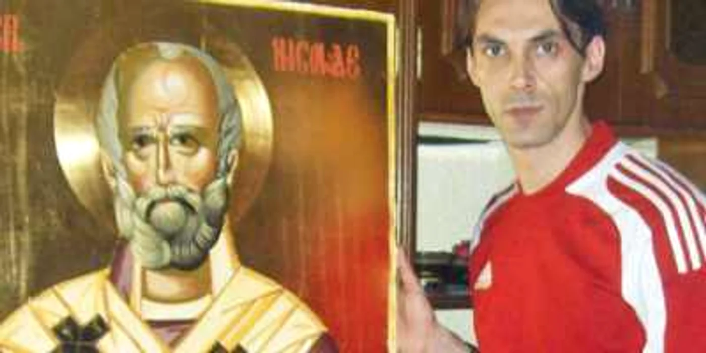 Pictorul Valeriu Purdea, alături de una dintre creaţiile sale