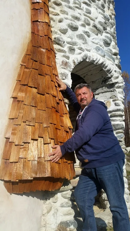 Răzvan Vasile a investit până acum 230.000 de euro în proiectul său de suflet, Castelul de lut de la Porumbacu de Sus