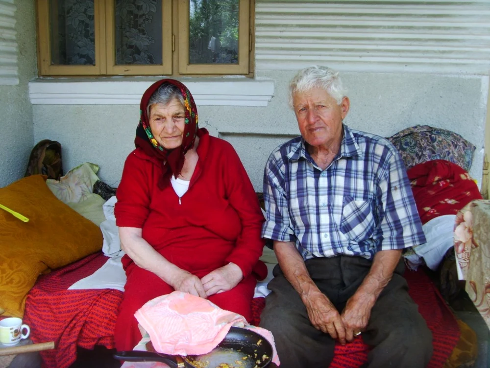 Gheorghe şi Lucica Rădoi aşteaptă banii pentru a cumpăra medicamente.