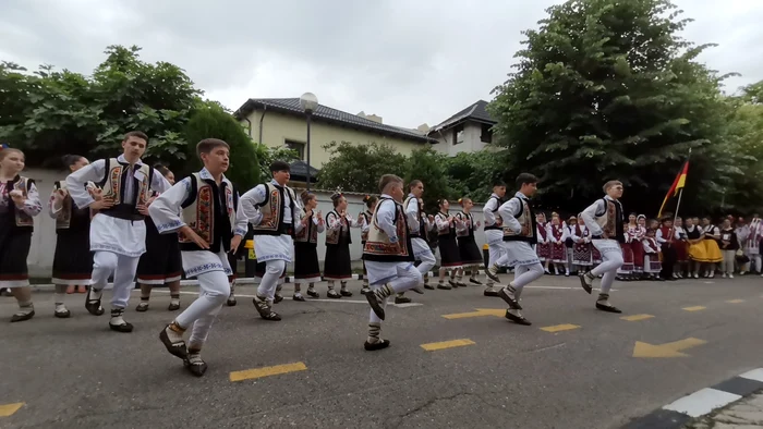 Dansatori copii din 16 județe ale României sunt în aceste zile la Slatina FOTO: Alina Mitran