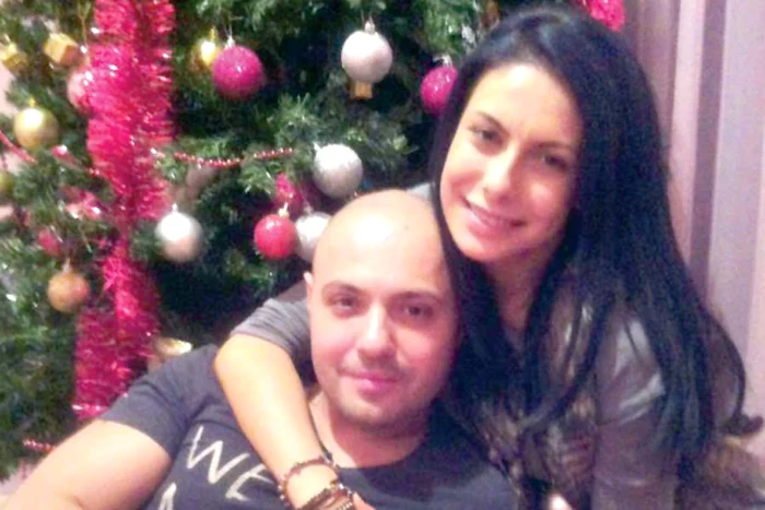 Acasă la Iaşi, Laura se simte ca în anii copilăriei. Se joacă veselă prin zăpadă în timp ce Cosmin o fotografiază