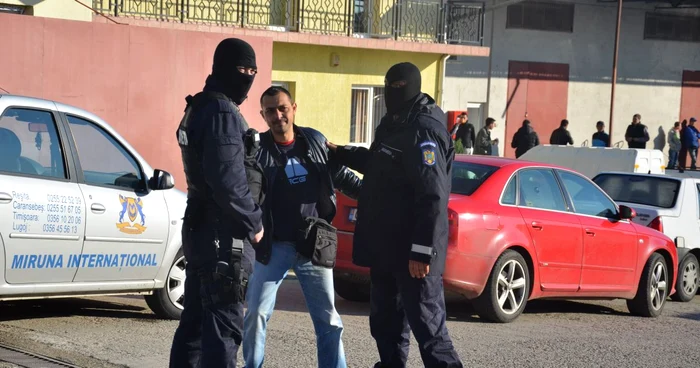 Descinderile au loc la sediile Miruna şi Gradimex FOTO: CRISTIAN FRANŢ