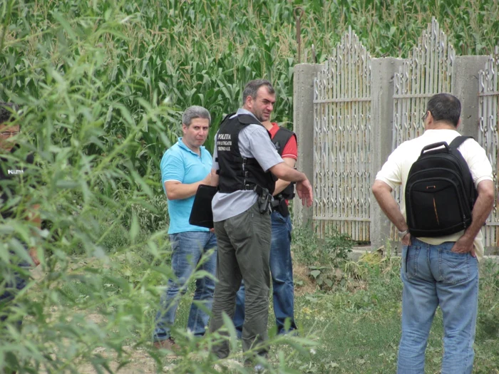 Doctorul Marcu (tricou albastru) a însoţit poliţiştii la percheziţii FOTO Adevarul