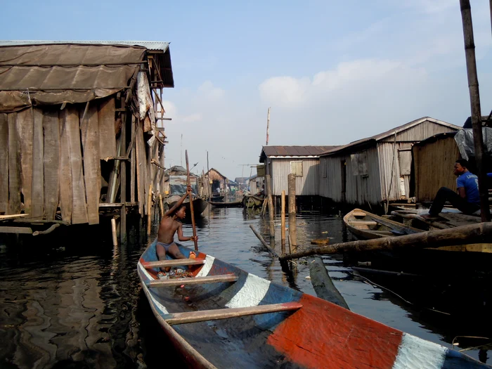 
    Casele din Makoko plutesc pe structuri din lemn și butoaie din plasticFoto Wikipedia  