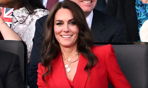 Kate Middleton a purtat un costum rosu GETTY jpg