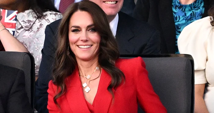 Kate Middleton a purtat un costum roșu (Foto: GETTYIMAGES)