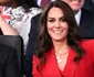 Kate Middleton a purtat un costum rosu