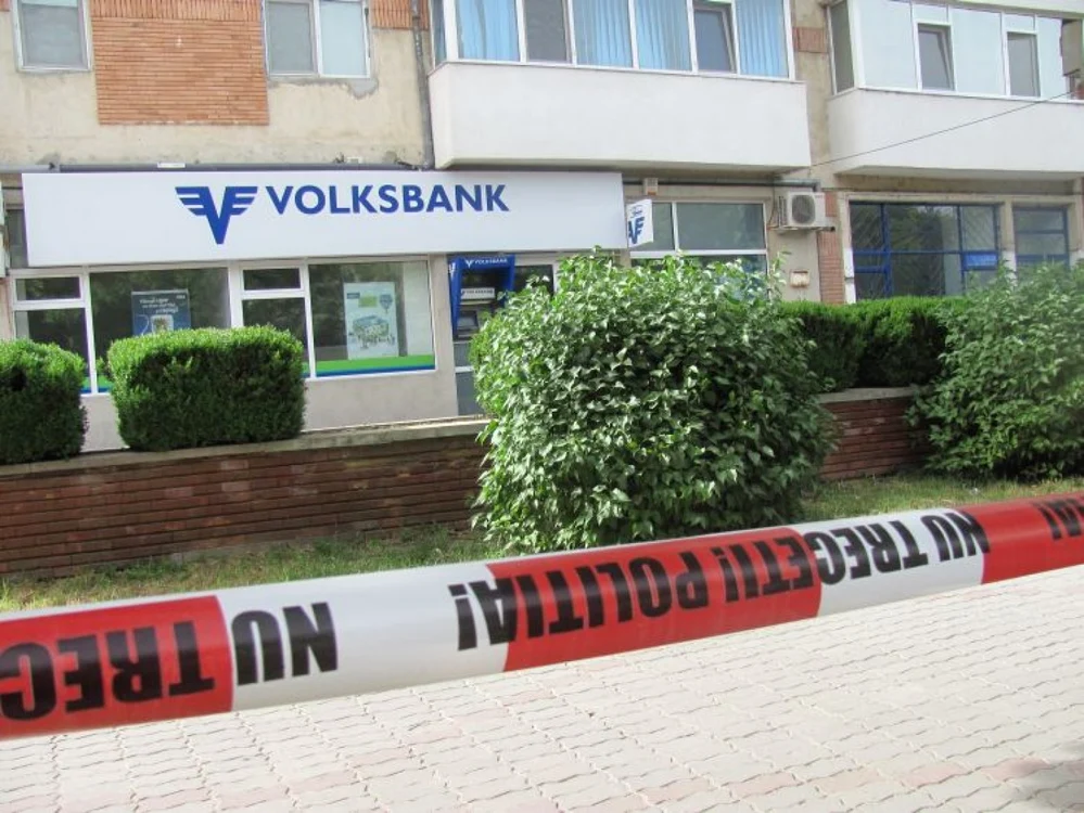 Poliţiştii au un suspect în cazul jafului de la Volksbank FOTO: M.S.