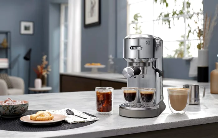 Espressor De'Longhi Dedica Duo în acțiune: #1 în ghidul celor mai bune espressoare manuale 2026/eMAG