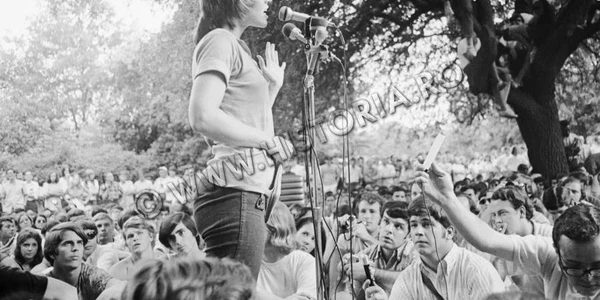 Jane Fonda vorbind in fata studentilor Universităţii Carolina de Sud