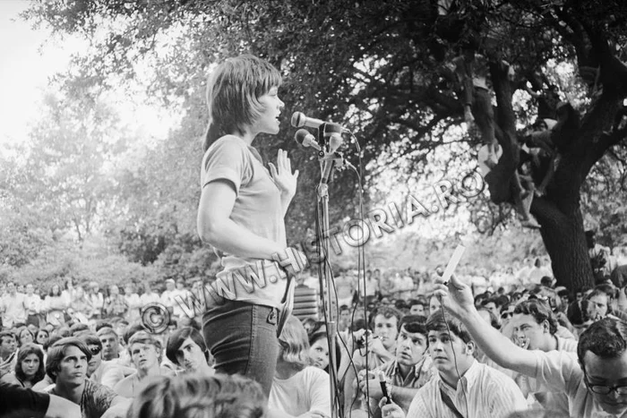 Jane Fonda vorbind in fata studentilor Universităţii Carolina de Sud