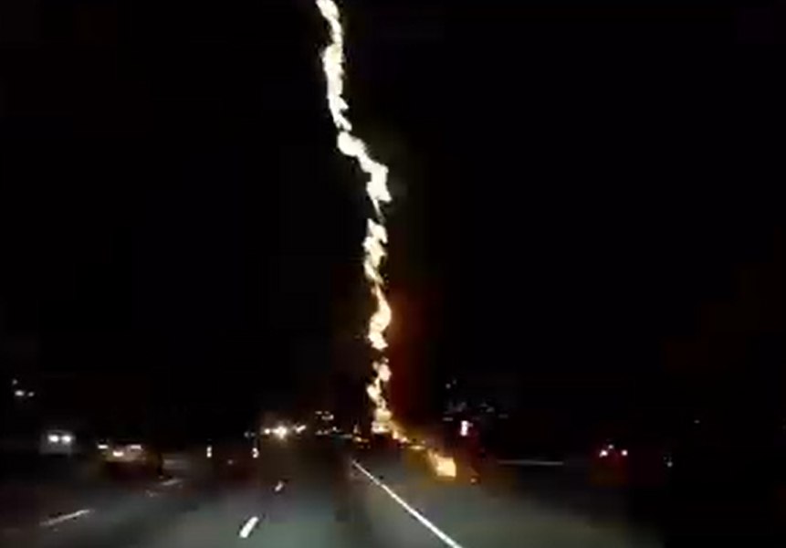 Imagini spectaculoase cu un șofer care scapă la limită de un trăsnet care lovește chiar în fața mașinii sale
