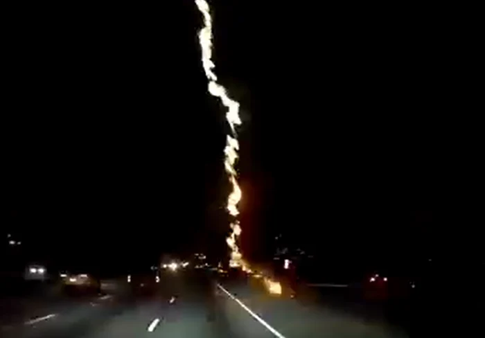 Momentul în care fulgerul a lovit pe autostradă FOTO: Captură video