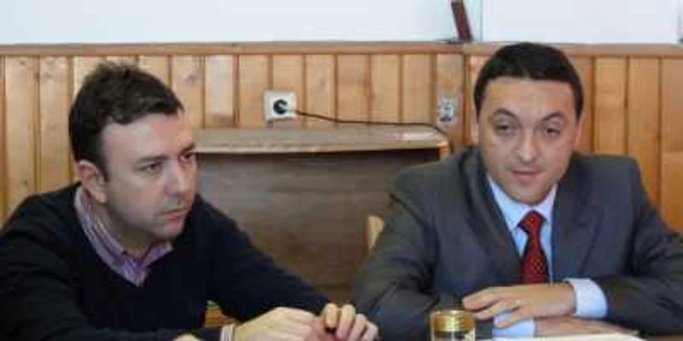 Anton Criveanu (stg.) a condus interimar ITM Olt în ultima lună de când fostul şef al instituţiei, Nicolae Hristescu (dr.), a pierdut postul (Foto: Mugurel Manea)