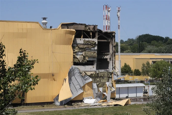 Clădirea unei fabrici a fost avariată după atacul de peste noapte asupra Kievului FOTO EPA-EFE