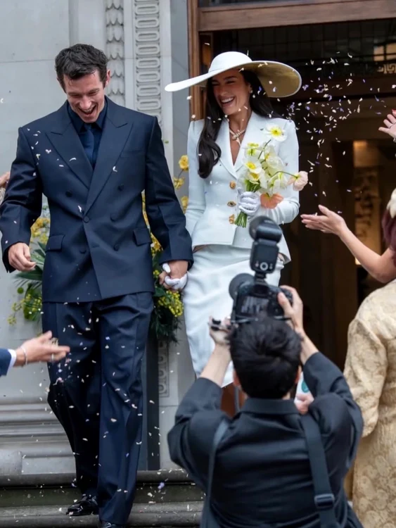 Cântăreața britanică Dua Lipa și actorul Callum Turner s-au căsătorit. FOTO: Facebook / ELLE