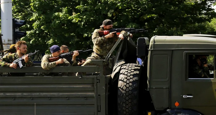 Militanţi separatişti proruşi din Doneţk. FOTO: Reuters