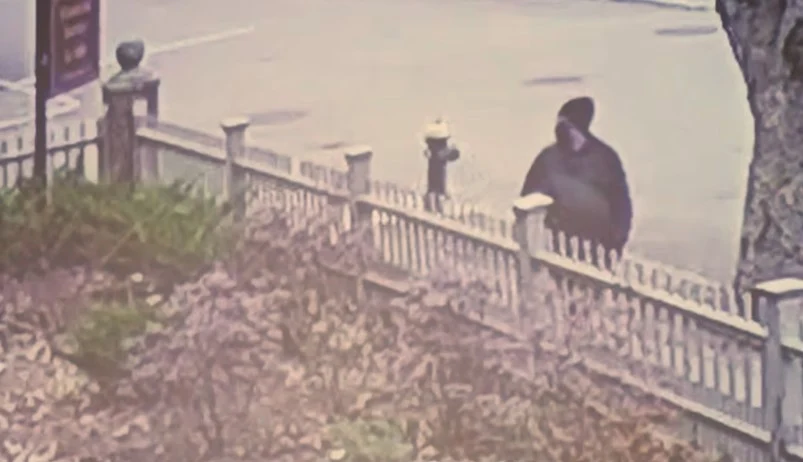 FBI-ul a publicat fotografii și imagini video cu suspectul în atacul armat de la Universitatea Brown. Bărbatul, de negăsit la patru zile de la atac