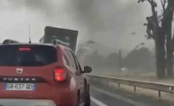 Camioane răsturnate de o tornadă pe o autostradă din Franța. Momentul terifiant, surprins în imagini: „Mașina vibra în interior”