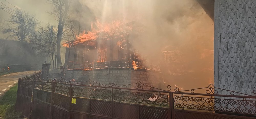 Incendiu devastator într-o localitate de munte din Vrancea. 32 de case au ars, peste 300 de persoane evacuate
