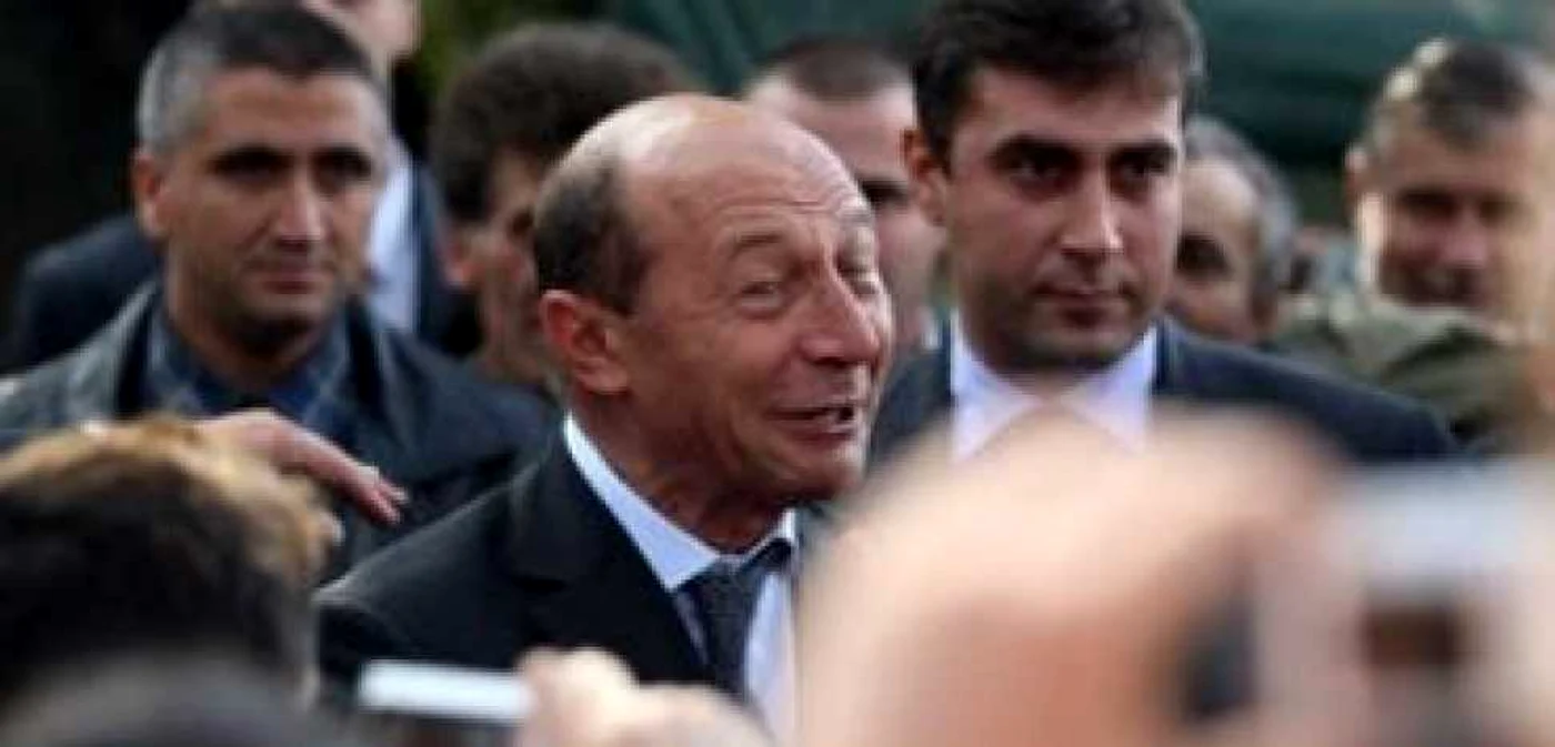 Băsescu: ''Candidez la alegerile prezidenţiale''