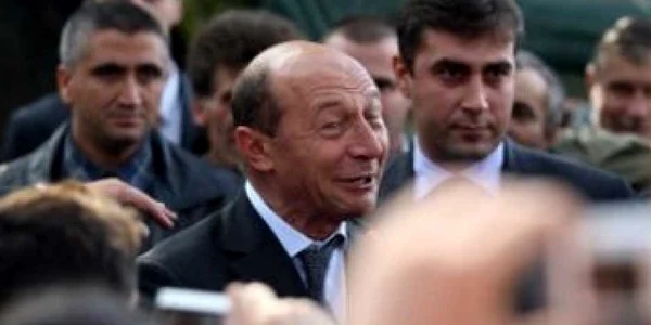 Băsescu: ''Candidez la alegerile prezidenţiale''
