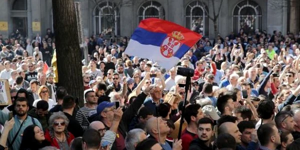 Mii de sârbi protestează la Belgrad împotriva preşedintelui Vucic
