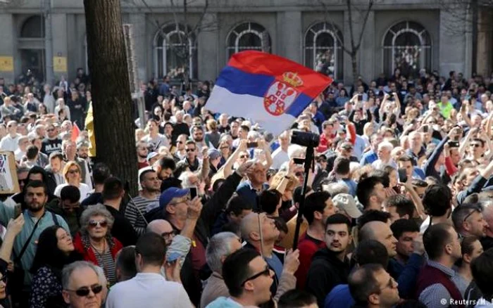 Mii de sârbi protestează la Belgrad împotriva preşedintelui Vucic