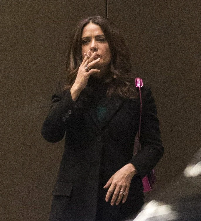 Salma Hayek este, şi ea, fumătoare înrăită