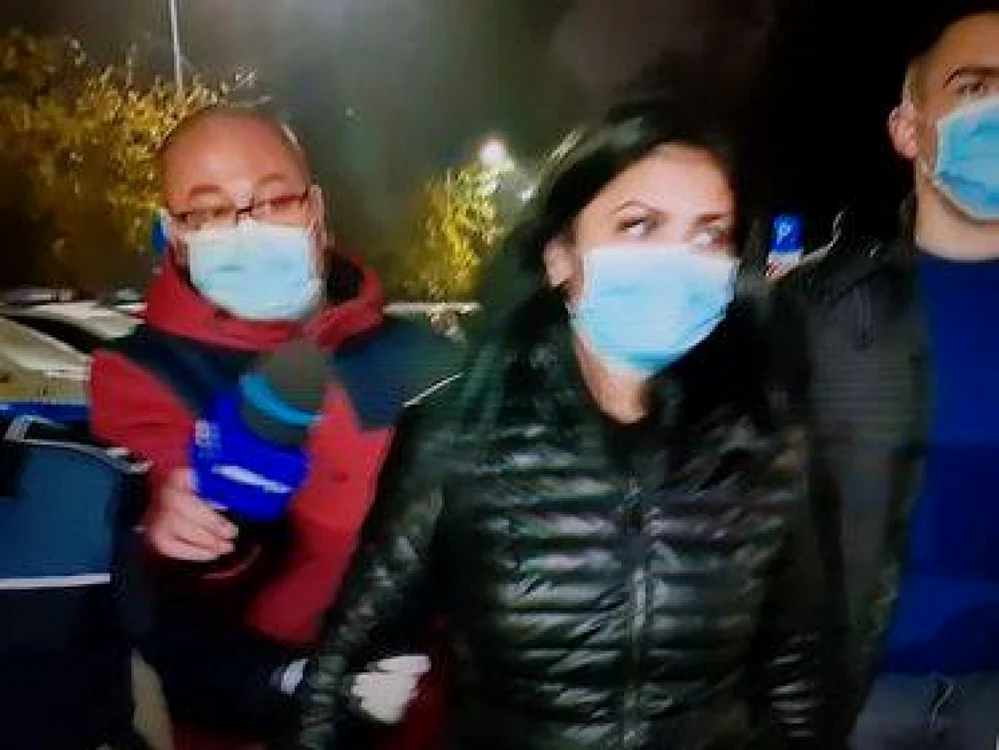 Femeia a fost reţinută pentru 24 de ore. FOTO Captură video