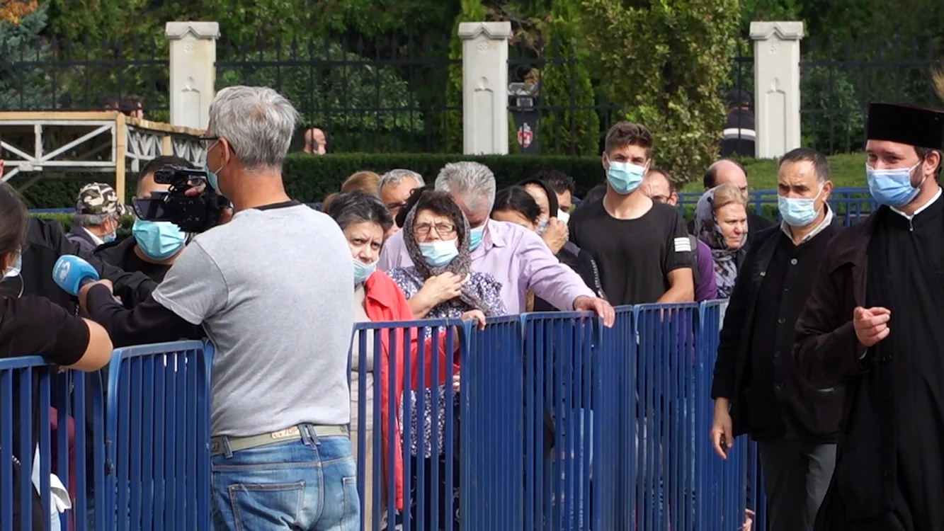 
    Credincioșii vor aștepta pe un singur rând să atingă moaștele scoase de Patriarhie cu ocazia Sf Dumitru Foto: vremeanoua.ro  