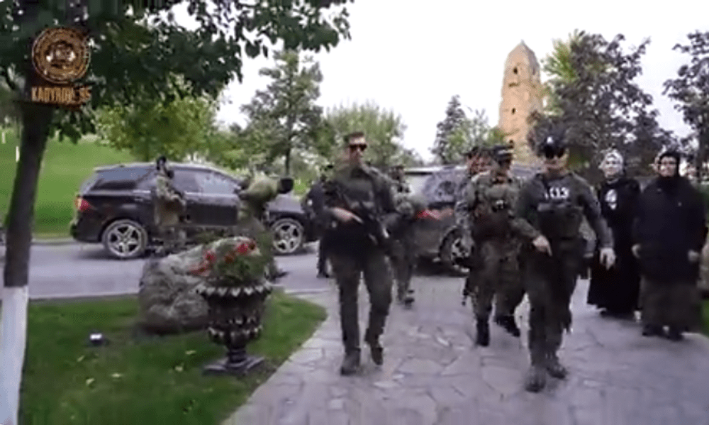 Imagini bizare cu fiii lui Kadîrov aducând trofee de război liderului cecen VIDEO
