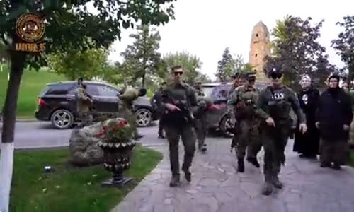 Doi dintre fiii lui Kadîrov îi aduc acasă trofee de război FOTO Captură Twitter