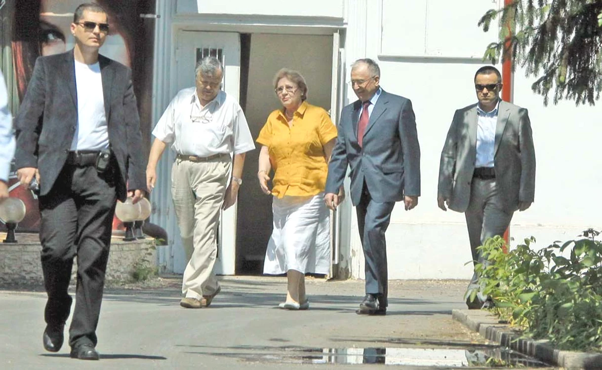 Nina și Ion Iliescu obișnuiesc și ei să iasă flancați de gărzi de corp