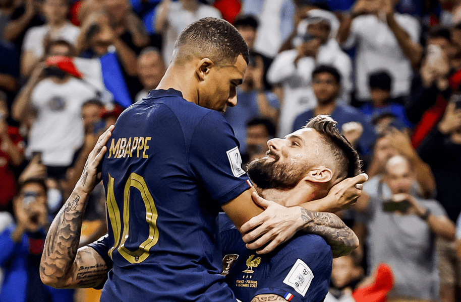 Mbappe și Giroud, subiect de meme după imaginea serii la CM: „Luați-vă o iubită care să se uite așa la voi”