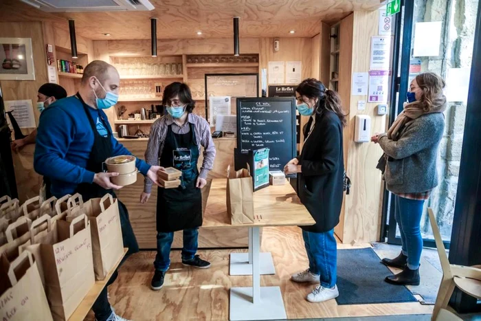 Bistro din Paris în vremea pandemiei FOTO EPA-EFE