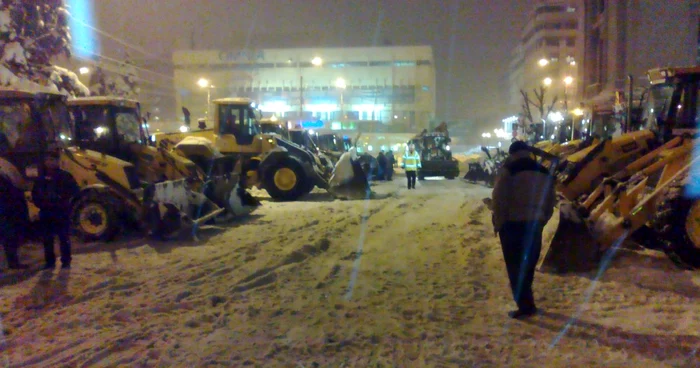 Autorităţile au expus utilajele în centru înainte de la răspândi prin oraş Foto: Alex Călinoiu